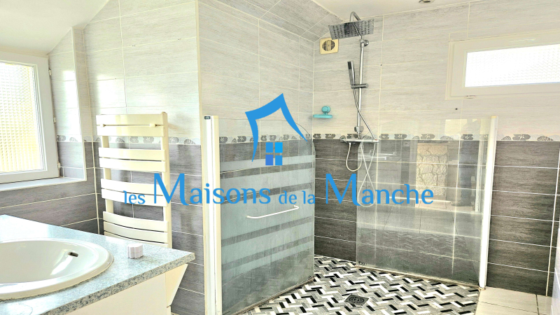 Maison de bourg en pierre + grand garage