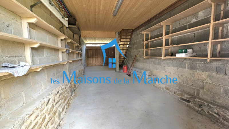 Jolie longère à rafraîchir à Montjoie-Saint-Martin, proche Saint-James