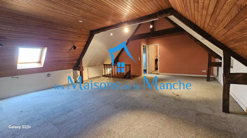 Grande maison de ville en pierre avec garages à St Hilaire du Harcouët