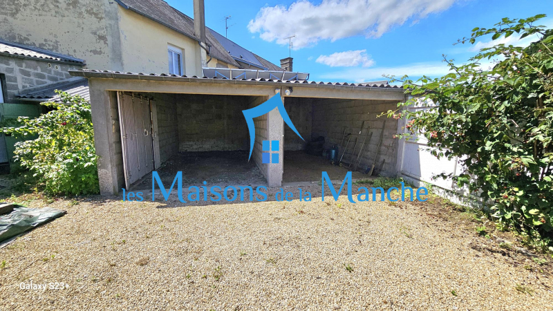 Grande maison de ville en pierre avec garages à St Hilaire du Harcouët