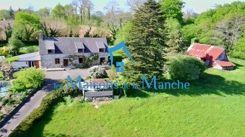 Magnifique maison normande en pierre avec dépendances sur un terrain arboré de plus de 8 000 m²
