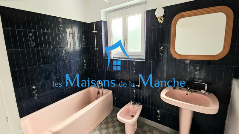 Grande maison en pierre avec grand terrain arboré, aux portes de Saint-Hilaire-du-Harcouët