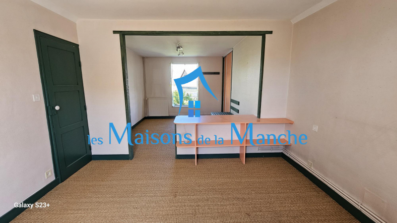 Grande maison de ville en pierre avec garages à St Hilaire du Harcouët