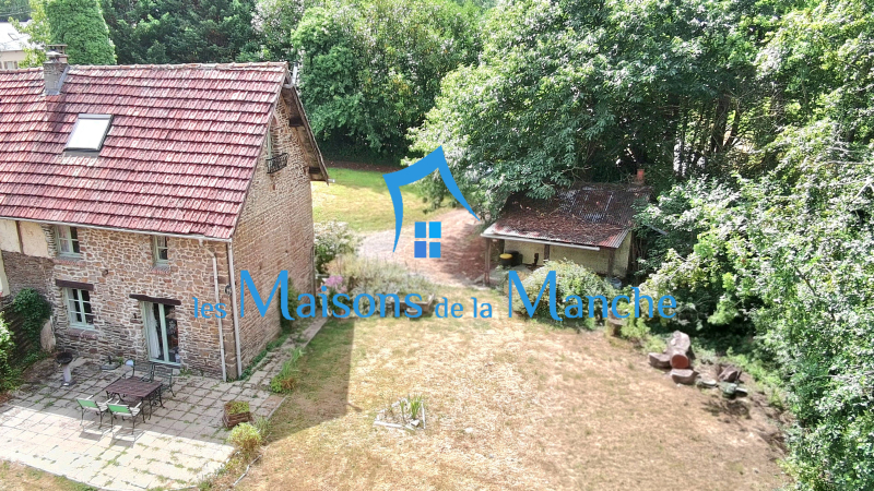 Maison de caractère en pierre avec jardin arboré et ancien four à pain – Brécey