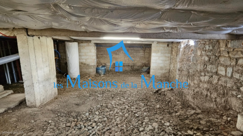 Grande maison de caractère aux multiples possibilités de 223 m² habitables (305m² exploitable) Située dans la belle commune de Chérencé-le-Roussel