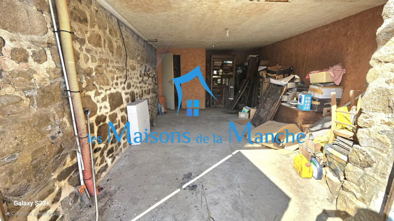 Jolie longère à rafraîchir à Montjoie-Saint-Martin, proche Saint-James