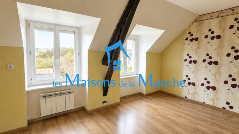 Maison de caractère en pierre avec terrasse, cour intime et ancien local commercial : un bien aux multiples possibilités !