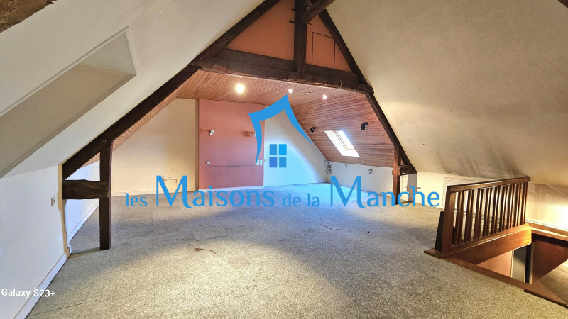 Grande maison de ville en pierre avec garages à St Hilaire du Harcouët