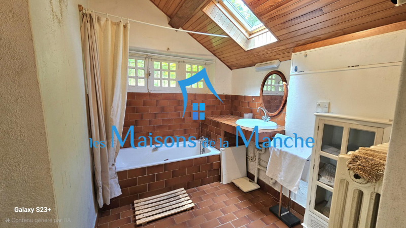 Jolie longère à rafraîchir à Montjoie-Saint-Martin, proche Saint-James