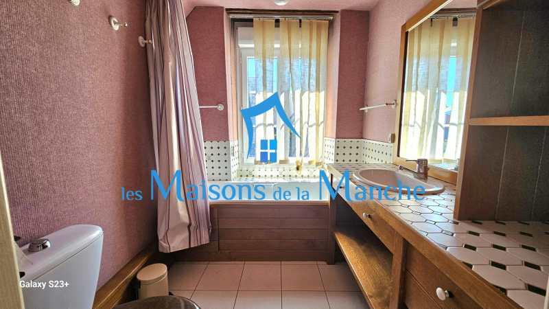 Grande maison de ville en pierre avec garages à St Hilaire du Harcouët