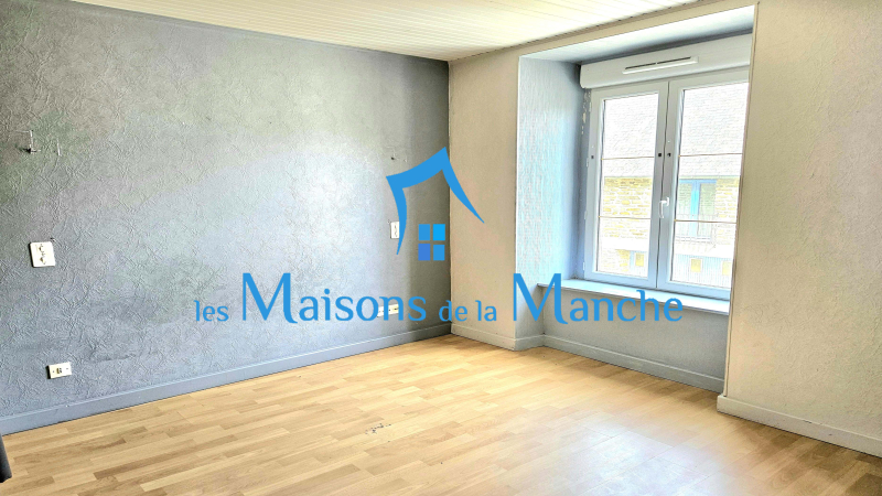Maison de bourg en pierre + grand garage