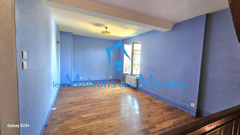 Grande maison de ville en pierre avec garages à St Hilaire du Harcouët