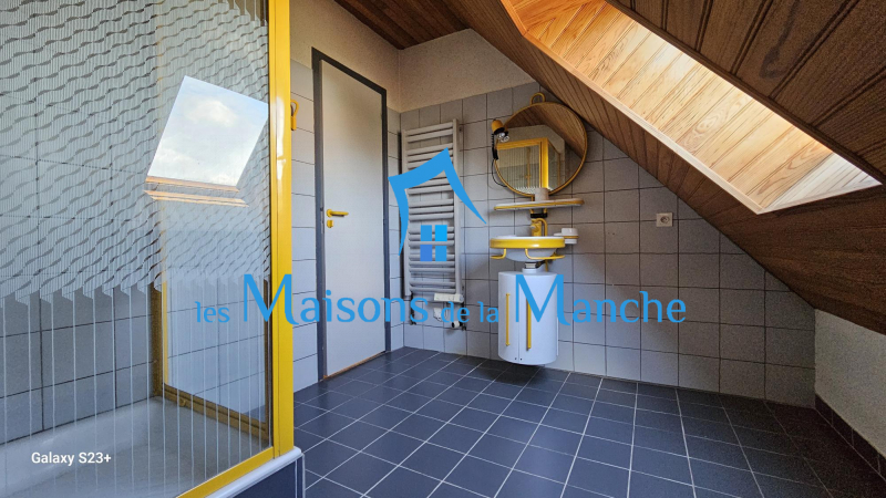 Grande maison de ville en pierre avec garages à St Hilaire du Harcouët