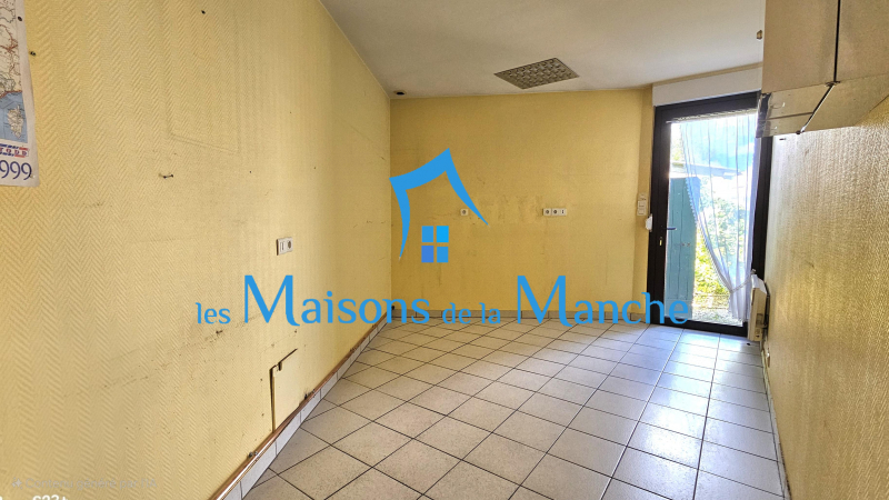 Grande maison de ville en pierre avec garages à St Hilaire du Harcouët