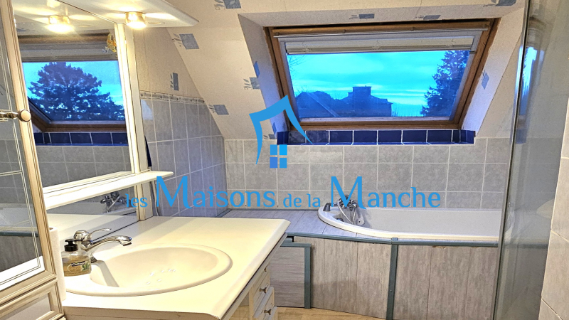 Maison de ville cosy en centre bourg de 105 m²- 3 niveaux- Idéal projet locatif ou mixte - avec cour privative