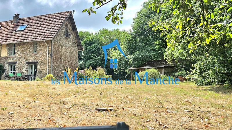 Maison de caractère en pierre avec jardin arboré et ancien four à pain – Brécey