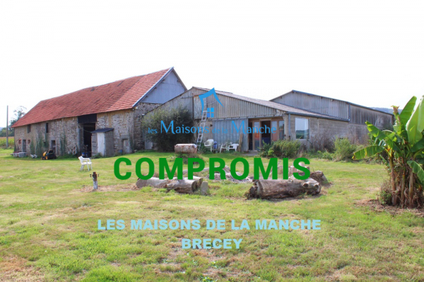 Grand ensemble de bâtiments (partie habitation 121 m²) + annexes 163 m² + hangar et atelier 310 m²