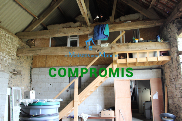 Grand ensemble de bâtiments (partie habitation 121 m²) + annexes 163 m² + hangar et atelier 310 m²