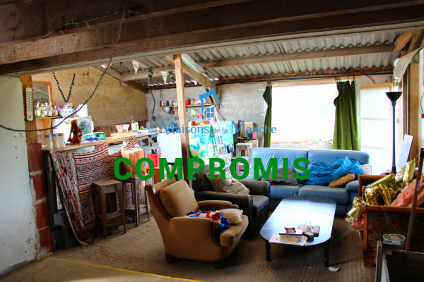 Grand ensemble de bâtiments (partie habitation 121 m²) + annexes 163 m² + hangar et atelier 310 m²