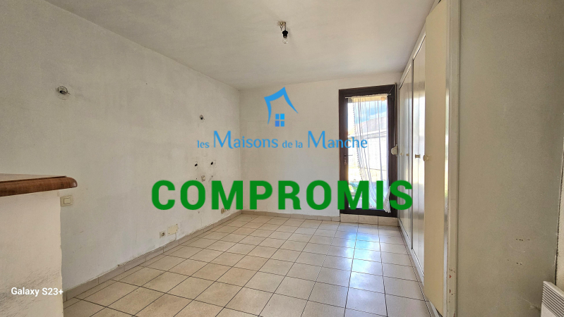 Grande maison de ville en pierre avec garages à St Hilaire du Harcouët