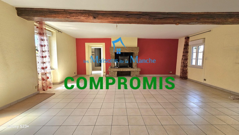 Grande maison de ville en pierre avec garages à St Hilaire du Harcouët