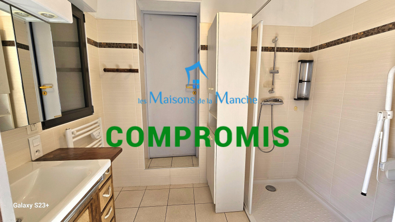 Grande maison de ville en pierre avec garages à St Hilaire du Harcouët