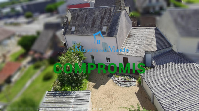 Grande maison de ville en pierre avec garages à St Hilaire du Harcouët