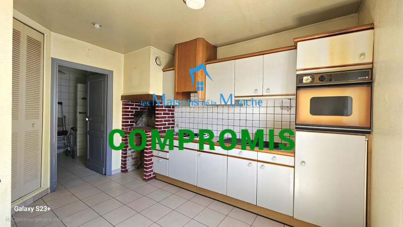 Grande maison de ville en pierre avec garages à St Hilaire du Harcouët