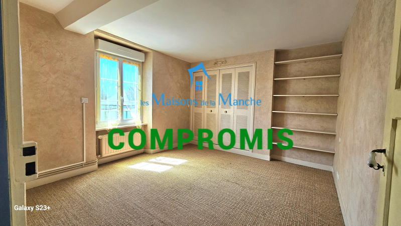 Grande maison de ville en pierre avec garages à St Hilaire du Harcouët