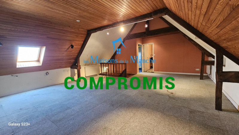 Grande maison de ville en pierre avec garages à St Hilaire du Harcouët