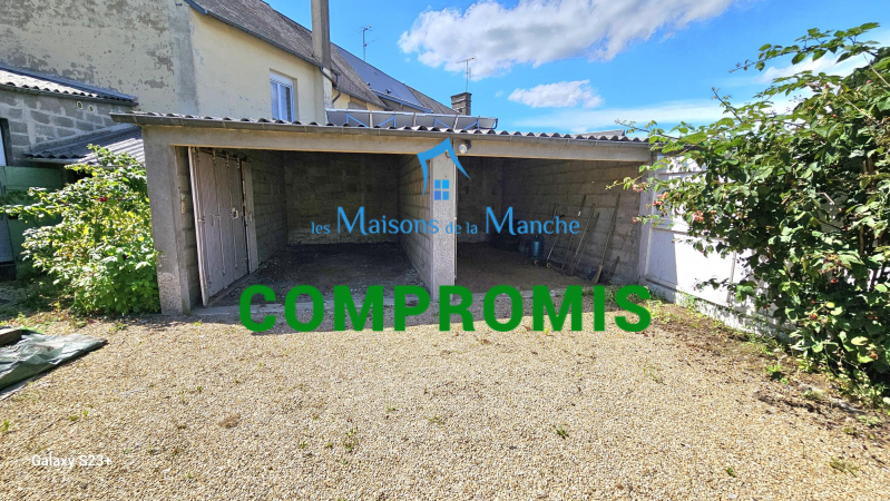 Grande maison de ville en pierre avec garages à St Hilaire du Harcouët