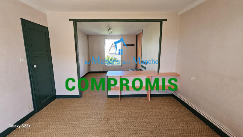 Grande maison de ville en pierre avec garages à St Hilaire du Harcouët