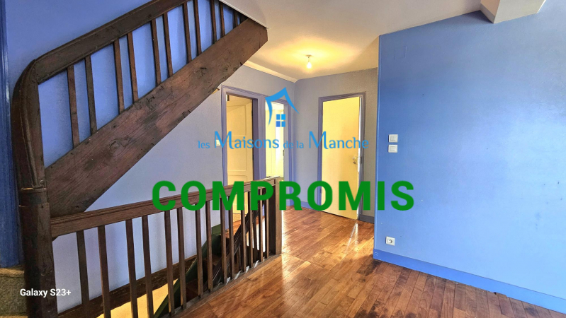 Grande maison de ville en pierre avec garages à St Hilaire du Harcouët