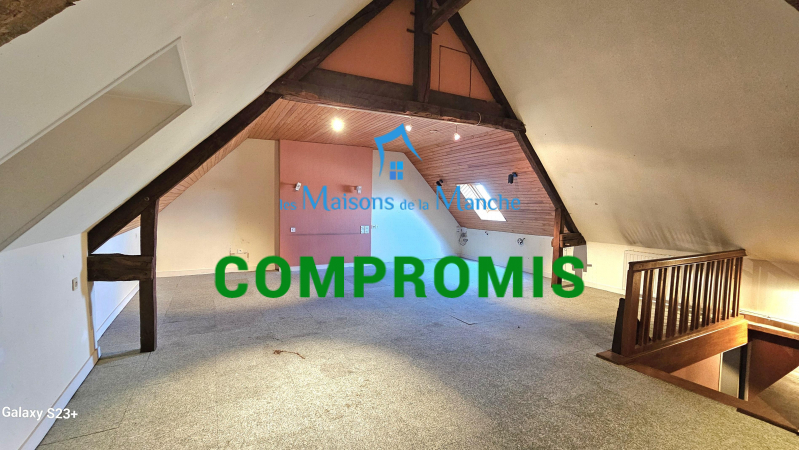 Grande maison de ville en pierre avec garages à St Hilaire du Harcouët