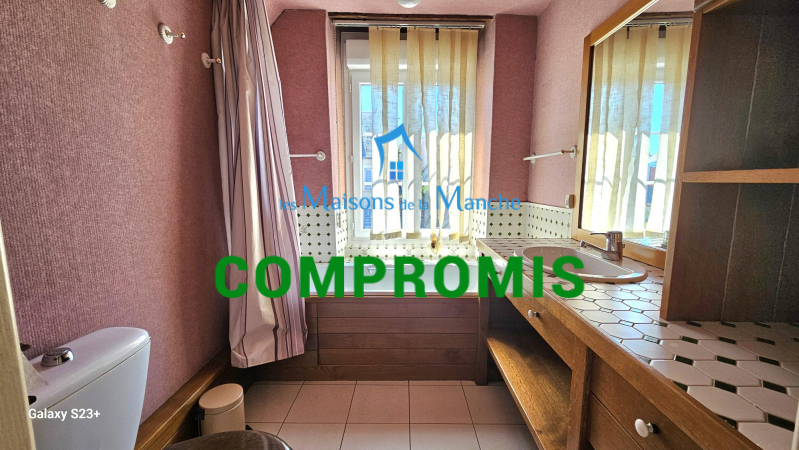 Grande maison de ville en pierre avec garages à St Hilaire du Harcouët