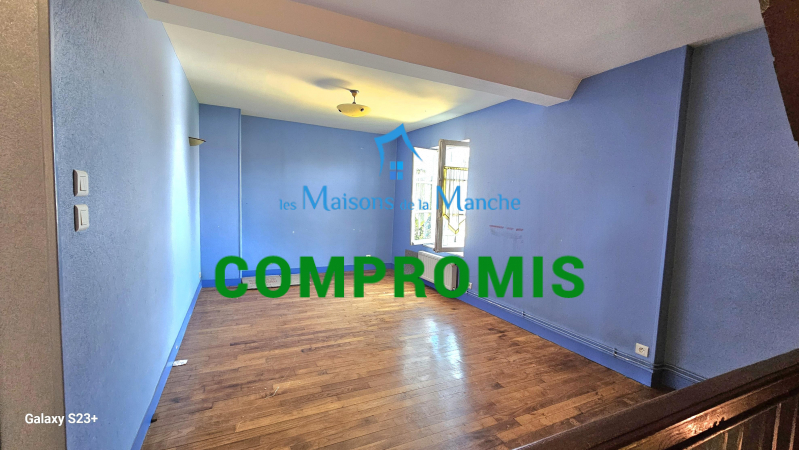 Grande maison de ville en pierre avec garages à St Hilaire du Harcouët