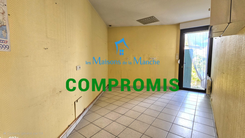 Grande maison de ville en pierre avec garages à St Hilaire du Harcouët