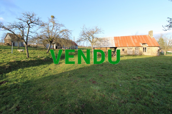 Ensemble de bâtiments à rénover en campagne