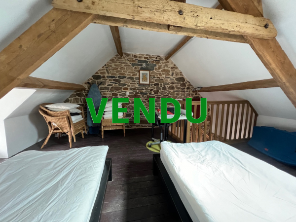 Maison de bourg en bord de rivière