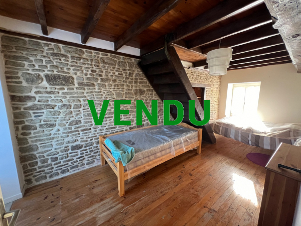 Maison en pierre à la campagne