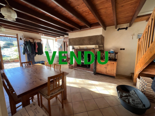 Maison en pierre à la campagne