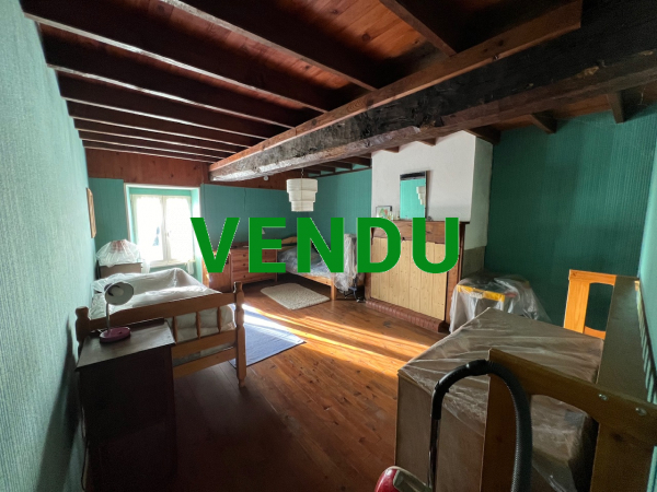 Maison en pierre à la campagne