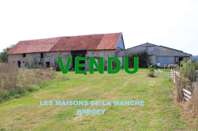 Grand ensemble de bâtiments (partie habitation 121 m²) + annexes 163 m² + hangar et atelier 310 m²