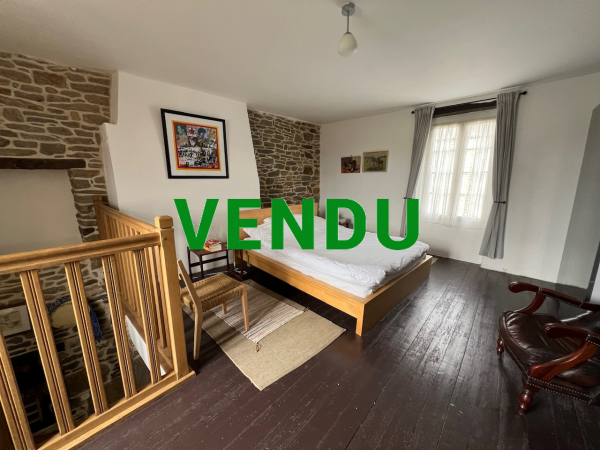 Maison de bourg en bord de rivière