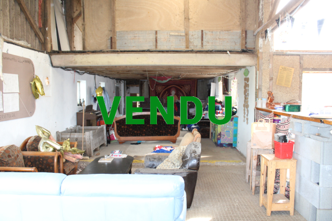 Grand ensemble de bâtiments (partie habitation 121 m²) + annexes 163 m² + hangar et atelier 310 m²