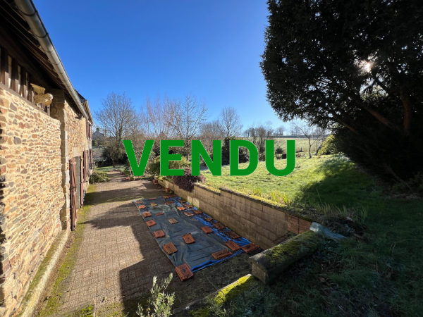 Maison en pierre à la campagne