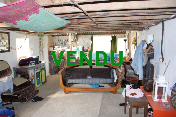 Grand ensemble de bâtiments (partie habitation 121 m²) + annexes 163 m² + hangar et atelier 310 m²