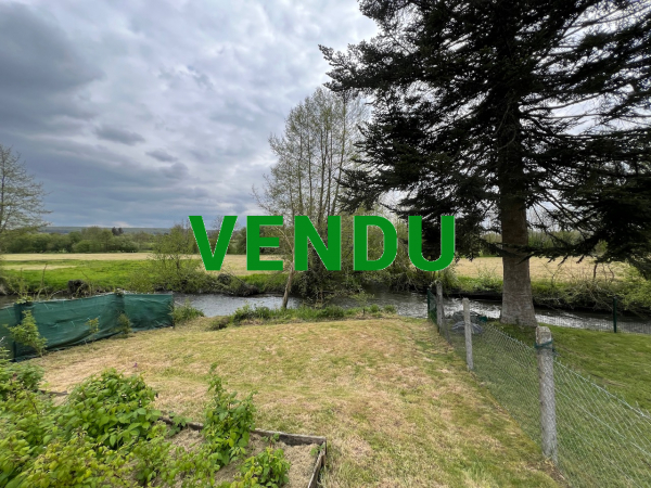 Maison de bourg en bord de rivière