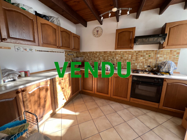 Maison en pierre à la campagne