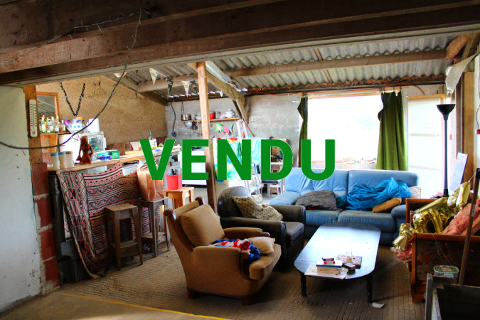 Grand ensemble de bâtiments (partie habitation 121 m²) + annexes 163 m² + hangar et atelier 310 m²